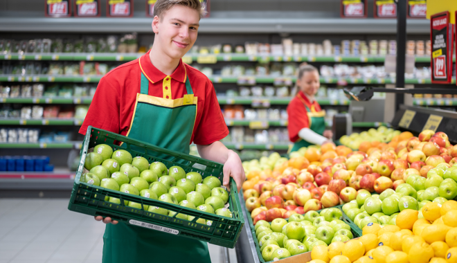 Winkelmedewerker groente en fruit Made